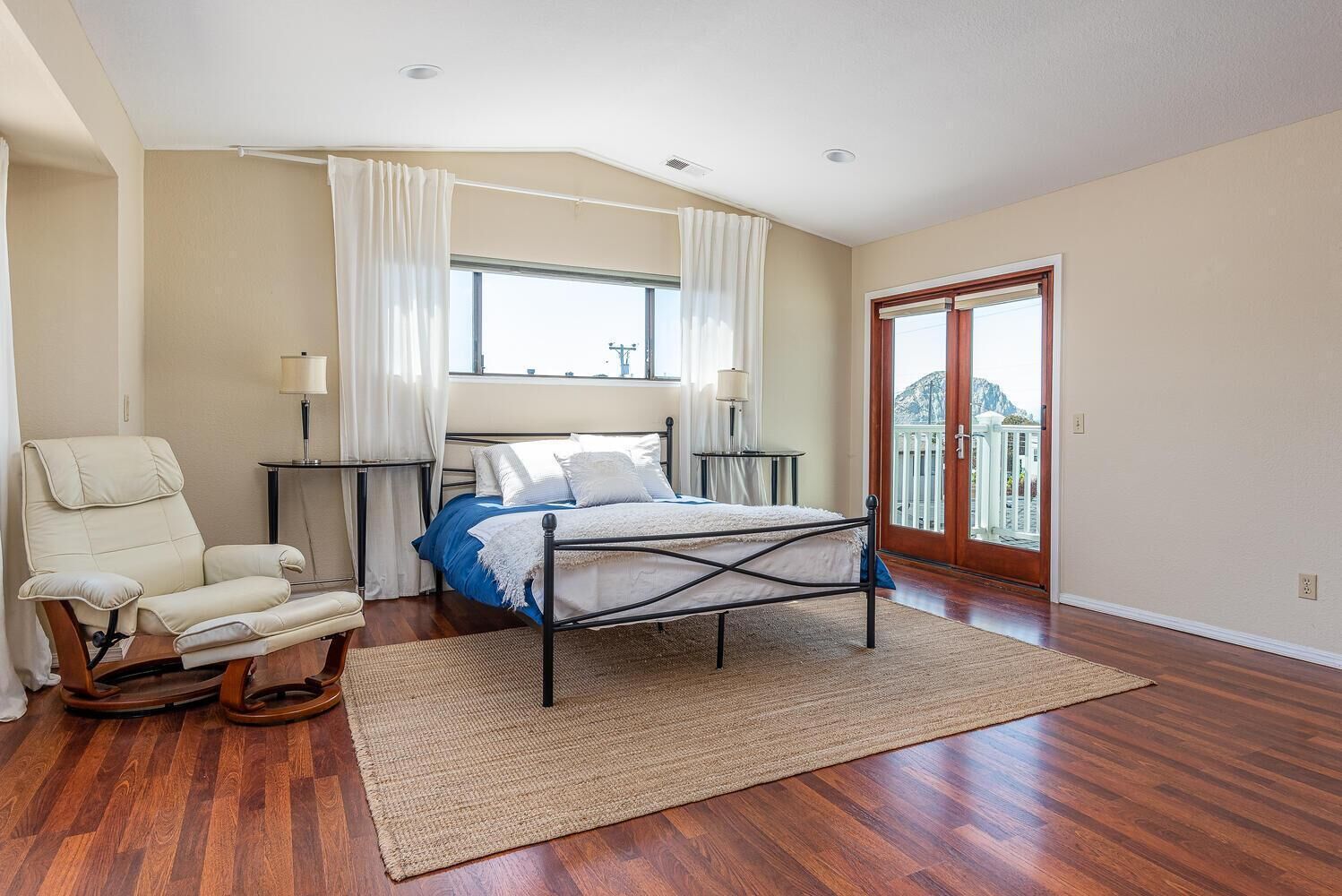 Beautiful Remodeled Home With Views