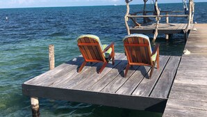 Plage privée, chaises longues, serviettes de plage