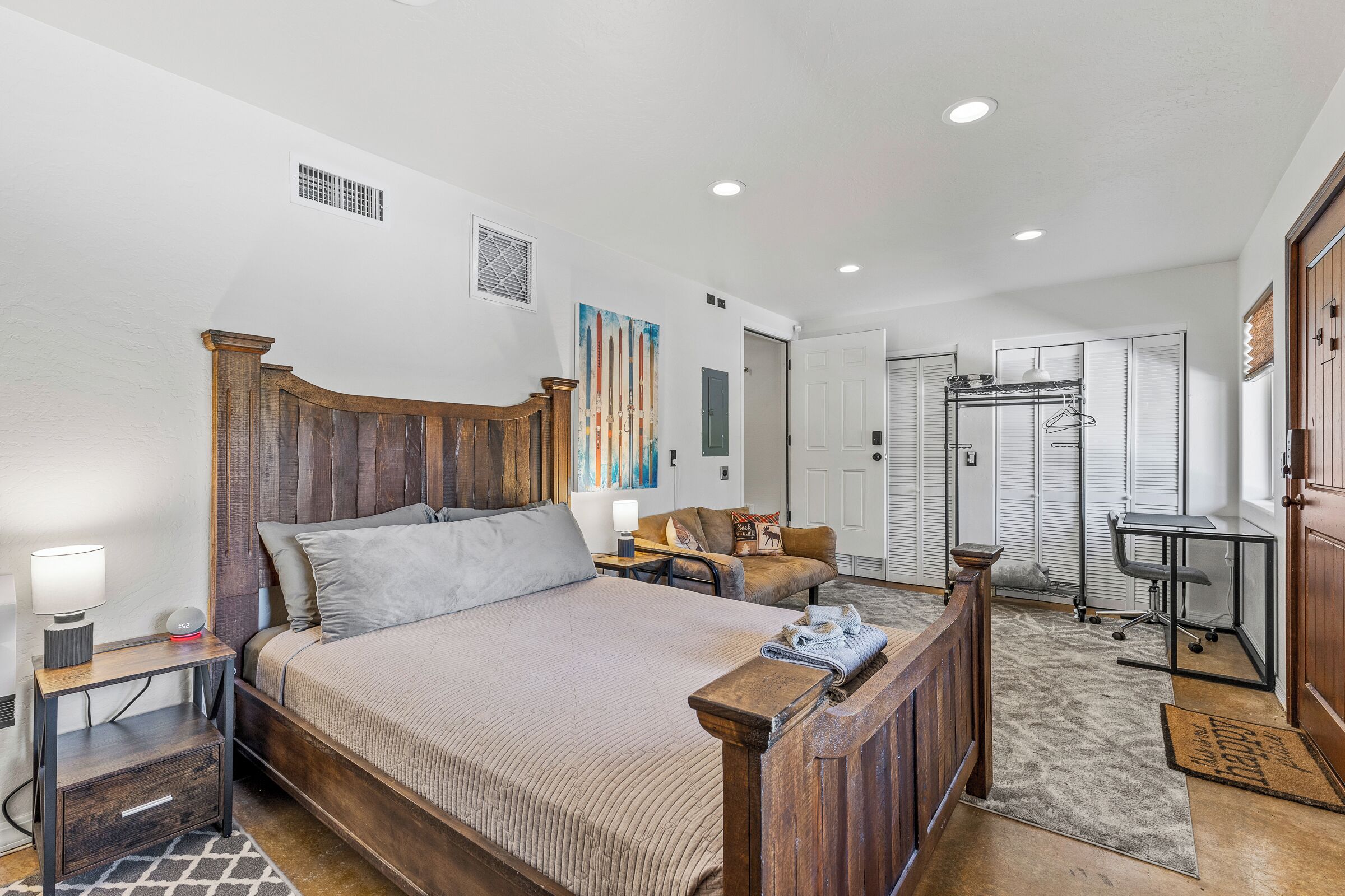 4 camere, una scrivania, ferro/asse da stiro, culla da viaggio