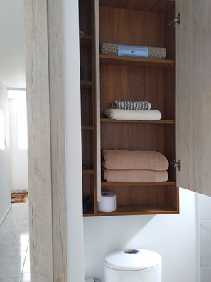 تجهيزات دش، مناشف، شامبو، ورق حمّام