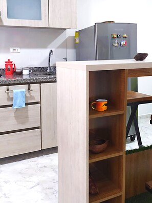 ثلاجة، موقد طهي مسطح، ماكينة لصنع القهوة/الشاي، مستلزمات طهي/أطباق/أوعية