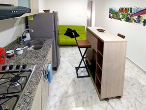 Refrigerador, placa de cocina, cafetera/tetera, utensilios de cocina