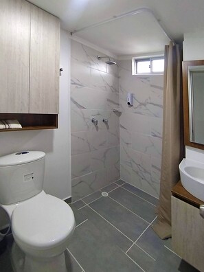 تجهيزات دش، مناشف، شامبو، ورق حمّام