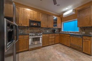 冰箱、微波炉、烤箱、炉灶