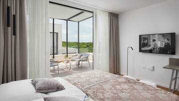 6 bedrooms, desk, iron/ironing board, free WiFi