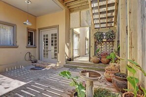 Exterior detail - The Bonaparte Suite - Central Houston Luxury (Houston)