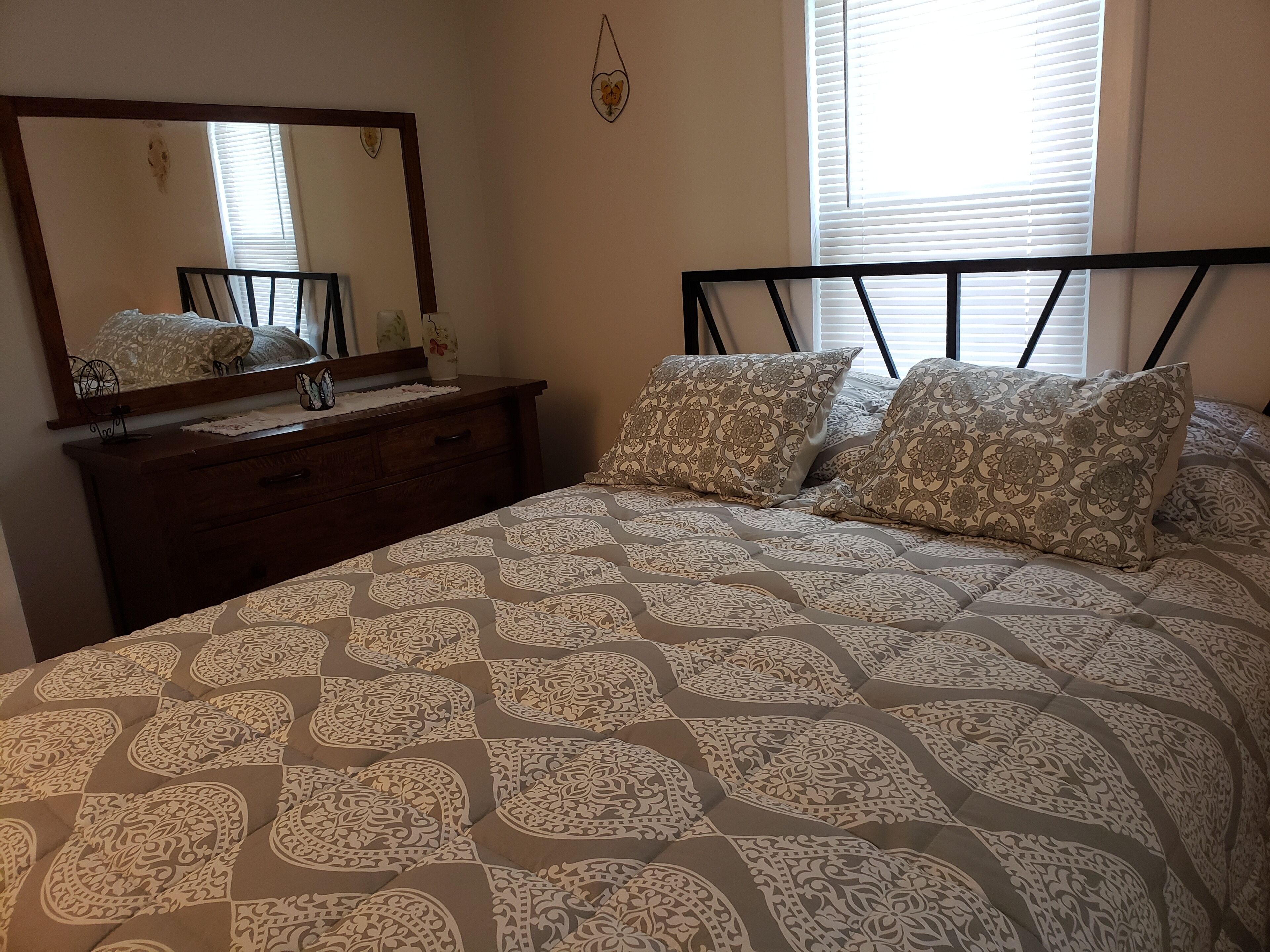 Conveniently located 2 bedroom home only minutes from hiking and state park fun!