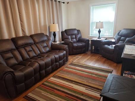 Smart TV, fireplace. Conveniently located 2 bedroom home only minutes from hiking and state park fun!