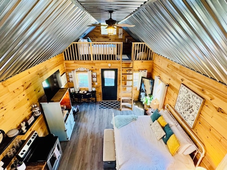3 bedrooms, free WiFi, bed sheets. Waterfront Cabin Deep in Nature