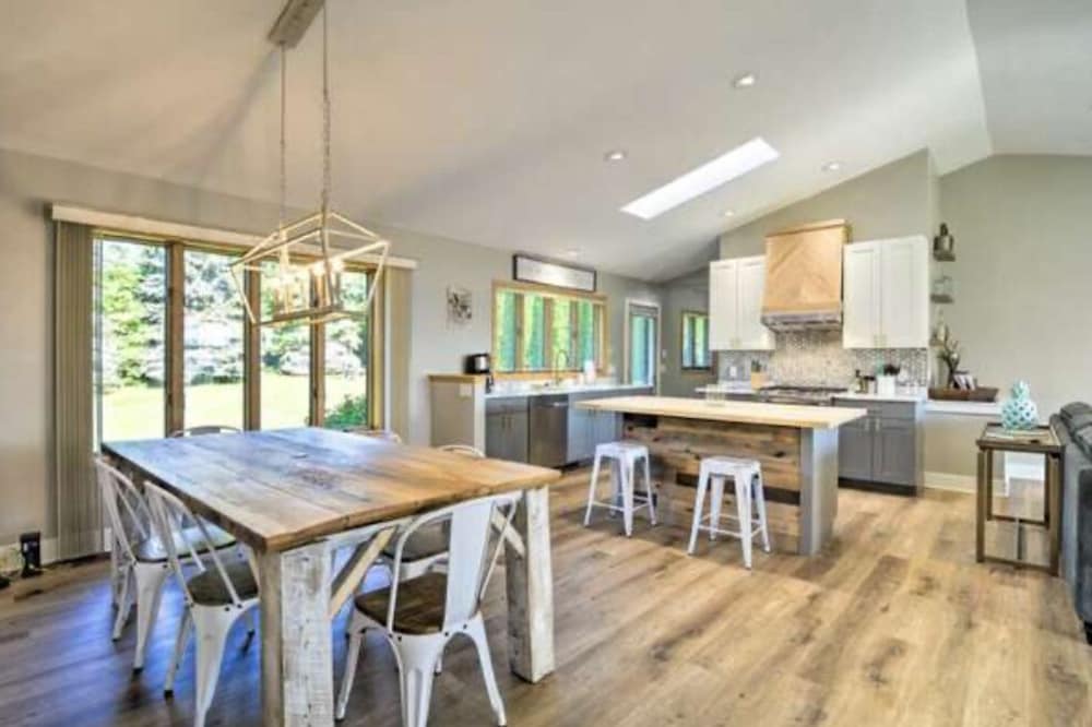 🌺 Beautifully Appointed Elk Lake View Home - Steps from the Lake