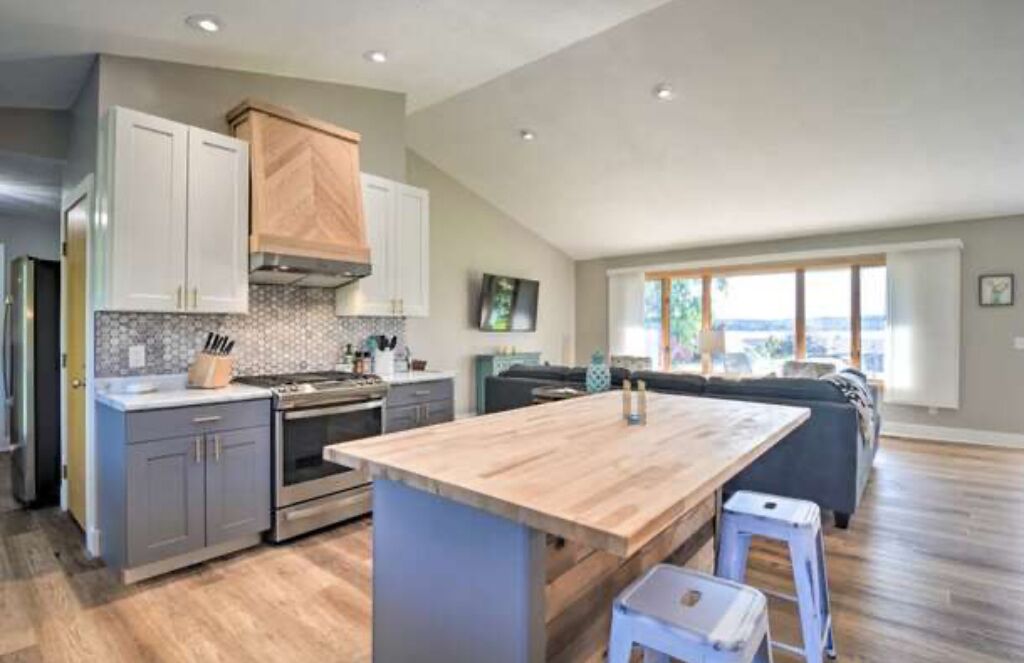 🌺 Beautifully Appointed Elk Lake View Home - Steps from the Lake