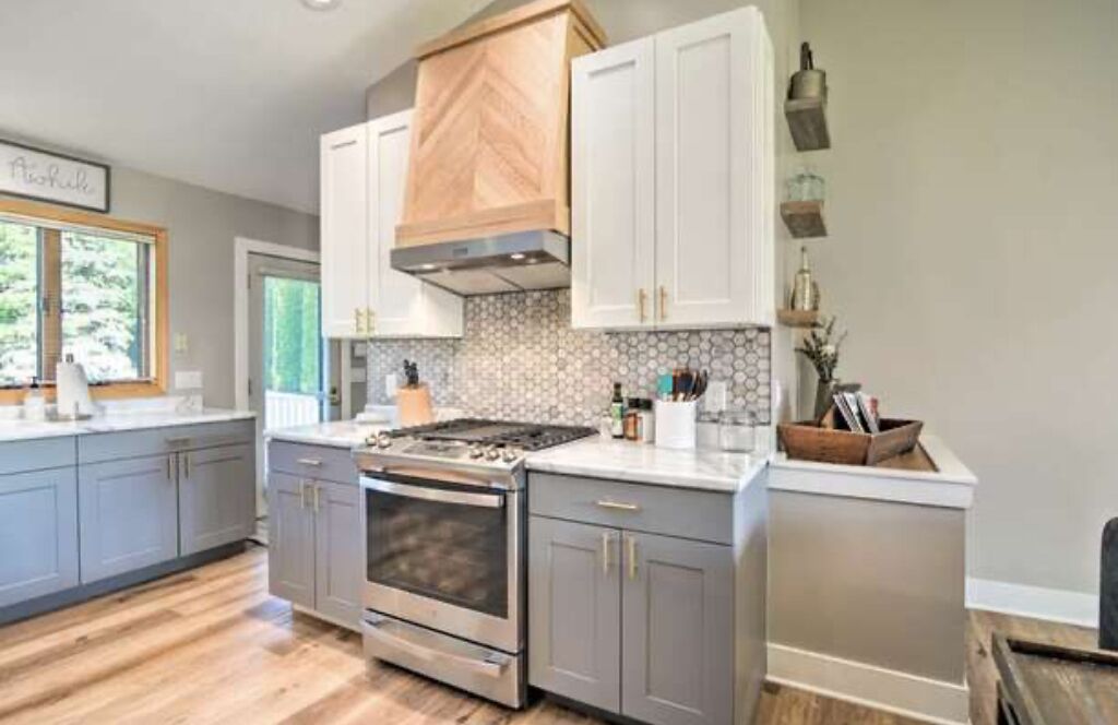 🌺 Beautifully Appointed Elk Lake View Home - Steps from the Lake