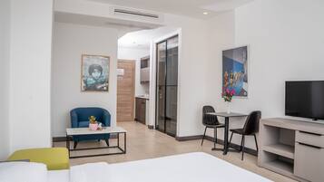 Leilighet – deluxe | Oppholdsområde | En 42-tommers LCD-TV med Parabol-TV samt TV