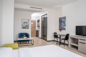 Appartement Deluxe | Coin séjour | Télévision LCD de 42 pouces avec chaînes par satellite, télévision