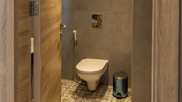 Une salle de bain moderne avec des toilettes, une douche et des carreaux de sol à motifs.