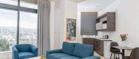 Familien-Suite, 1 King-Bett und Schlafsofa | Wohnbereich | 42-Zoll-LCD-Fernseher mit Satellitenempfang, Fernseher