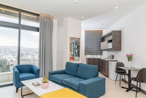 Suite Familiale, 1 très grand lit et 1 canapé-lit | Coin séjour | Télévision LCD de 42 pouces avec chaînes par satellite, télévision