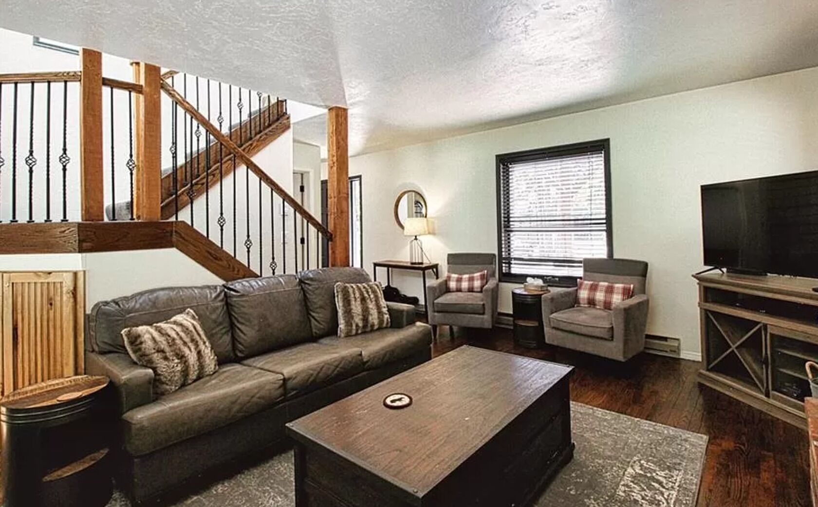 Sunny Slope Cabin - Quiet and Private, 5 mins to town!