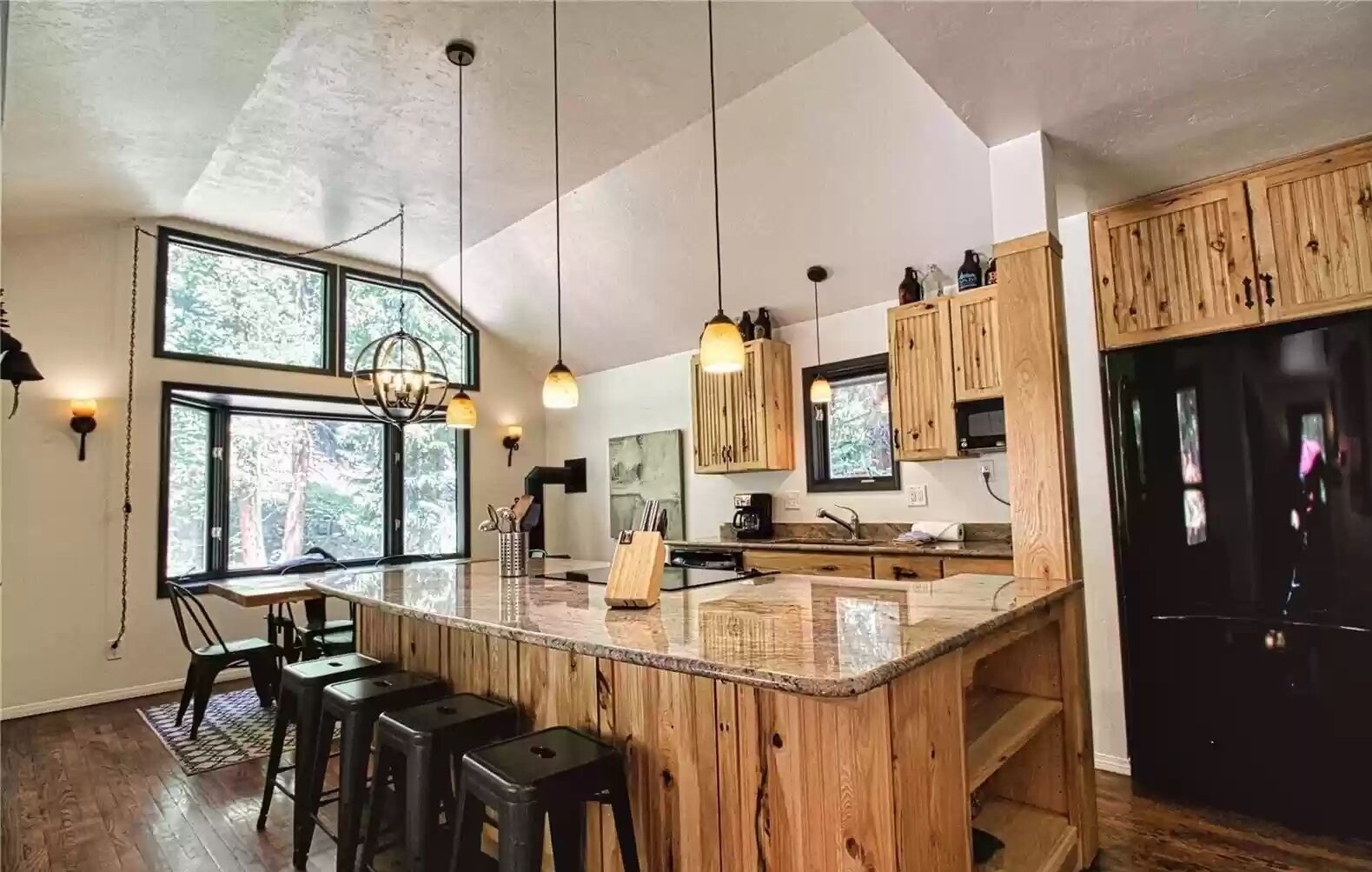 Sunny Slope Cabin - Quiet and Private, 5 mins to town!