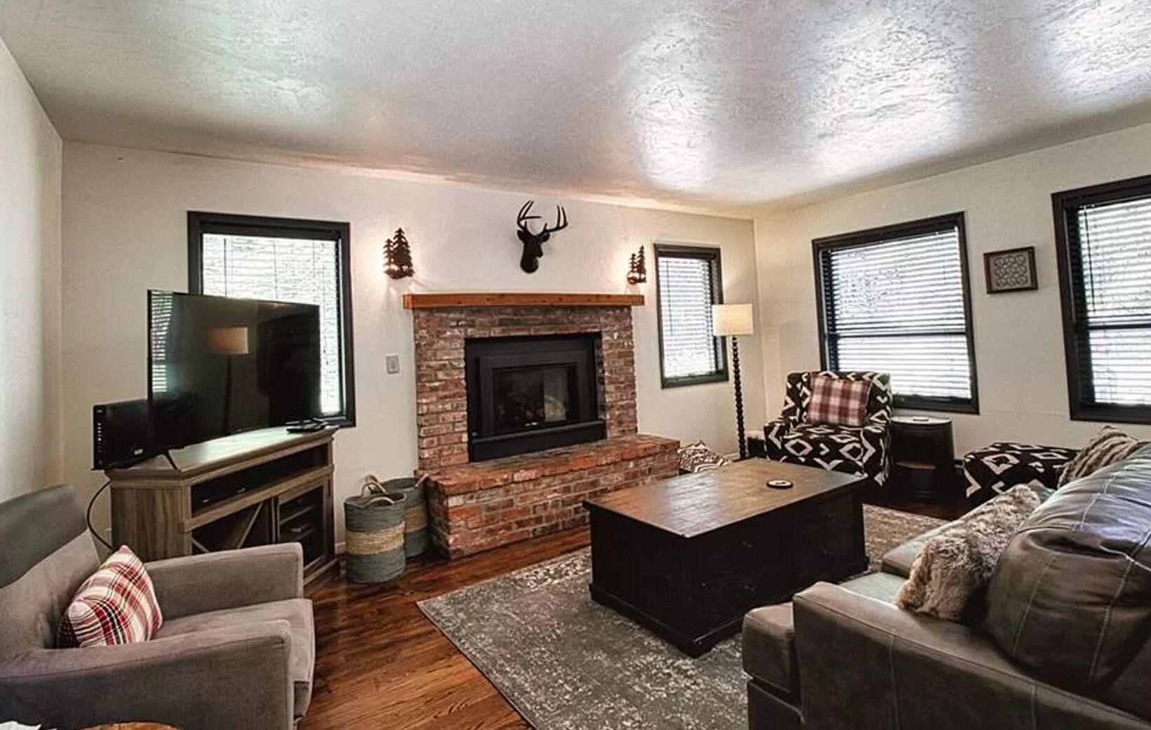 Sunny Slope Cabin - Quiet and Private, 5 mins to town!