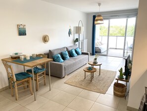 Een smart-tv en boeken