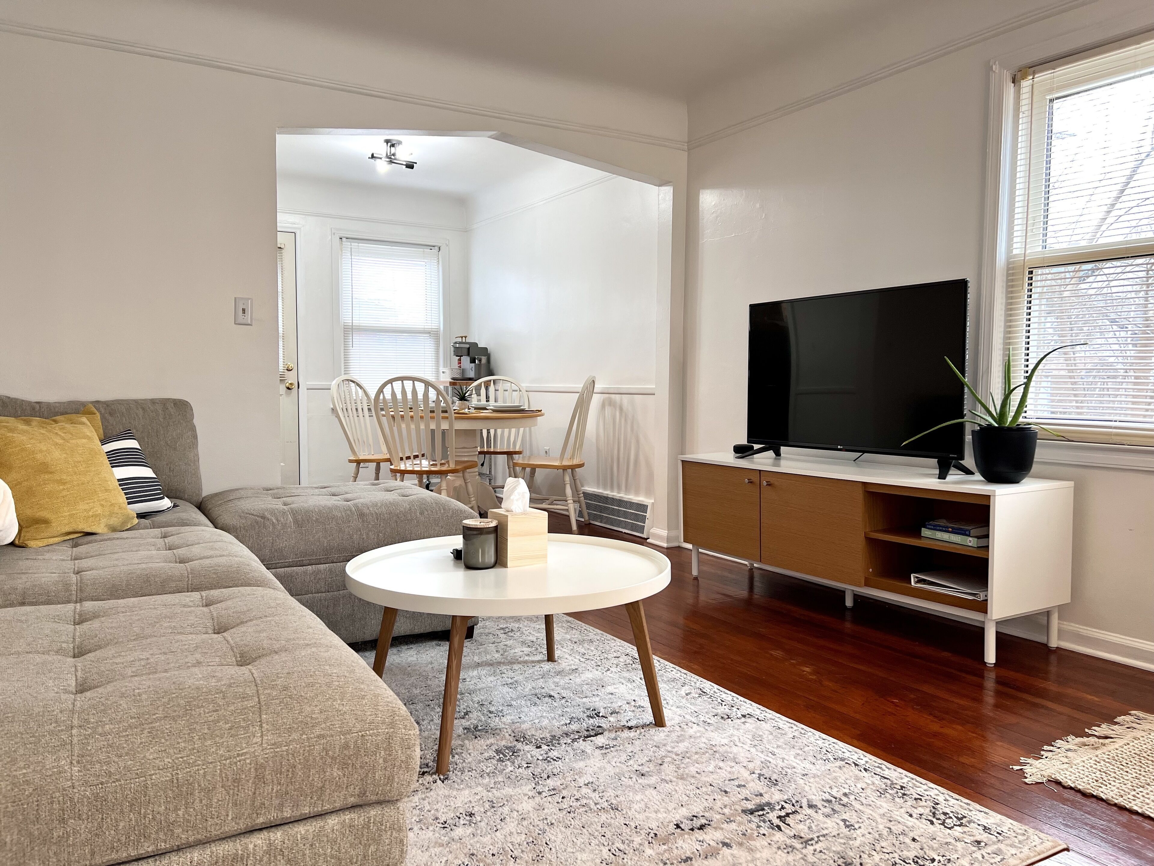 Cozy Royal Oak 2 Bdrm 5 min to RO/DET + FULLY STOCKED