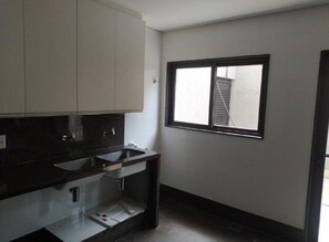 Combined shower/bathtub