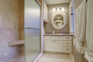 Regadera, secadora de cabello, toallas, jabón 