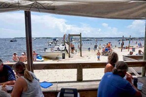 Sun-loungers - Quaint Cottage by the Bay - Boat Launch 1 Street Over (Elberta)