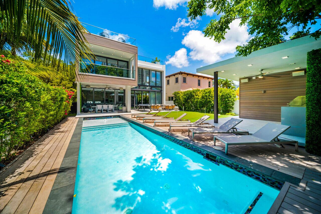 Ultra Luxe 6BR Villa in Design District with Pool, Hot tub, Billiards, Ping Pong & More!