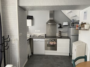 Four à micro-ondes, un four, surface de cuisson, lave-vaisselle