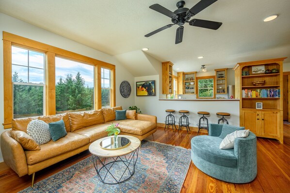 TV, books, stereo - Rancho Relax Inn (CARLTON)