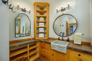 Ensemble douche/baignoire, sèche-cheveux, serviettes fournies, savon