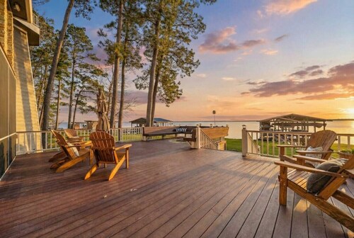 Spacious Lakefront Home w/ Pool, Game Room & Patio