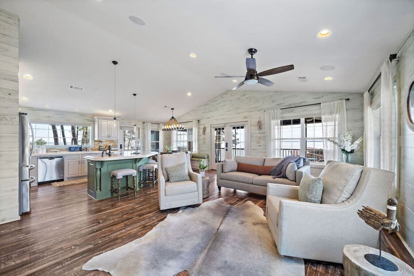 Smart TV, lareira, videogames, mesa de pingue-pongue