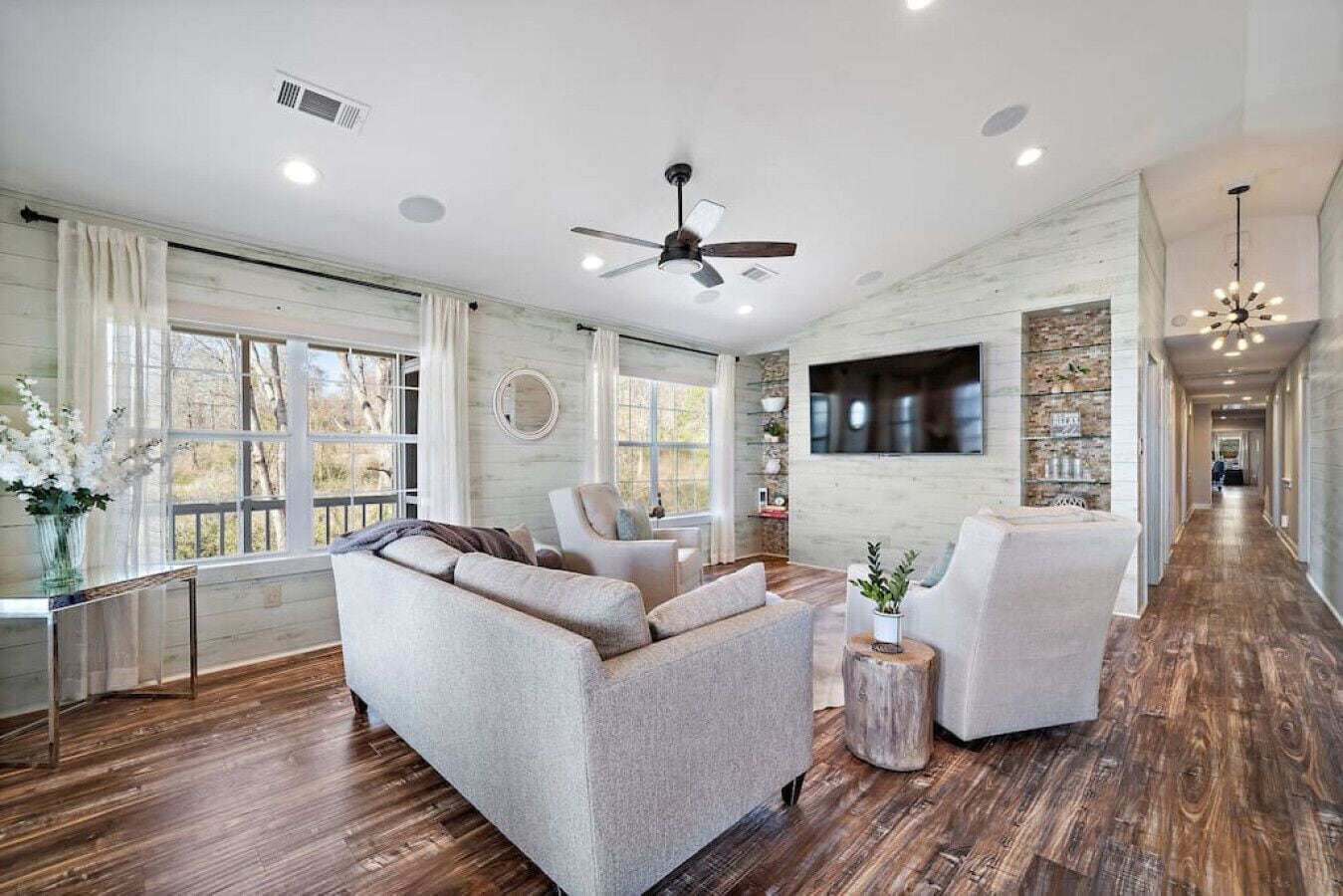 Smart TV, fireplace, video games, table tennis