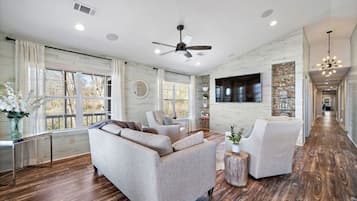 Smart TV, chimenea, videojuegos y tenis de mesa