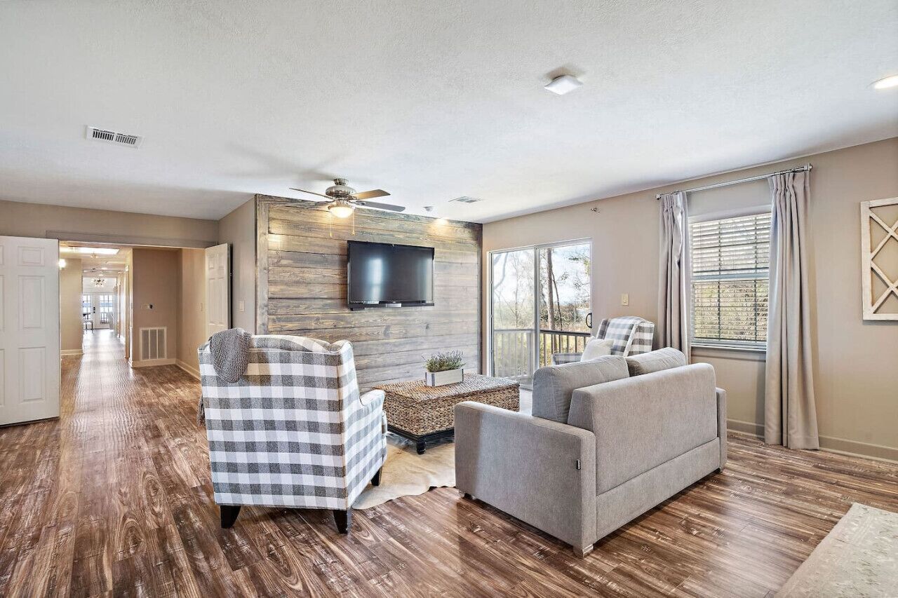 Älytelevisio, takka, videopelejä, pöytätennispöytä