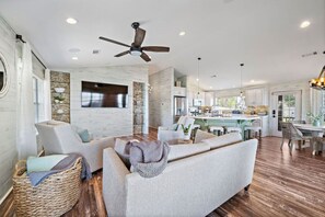 Smart TV, fireplace, video games, table tennis - Spacious Lakefront Home w/ Pool, Game Room & Patio (Lake Livingston)