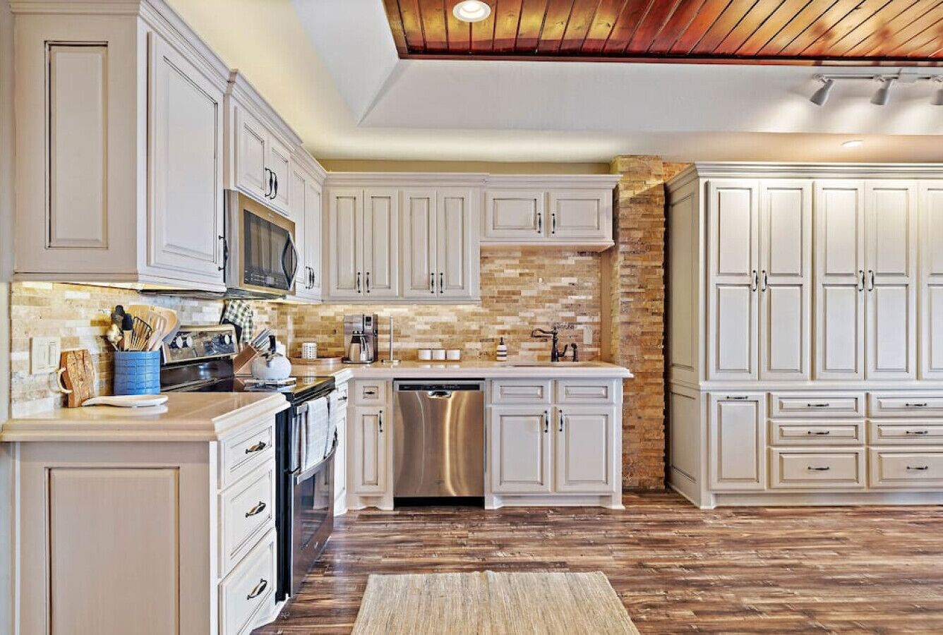 Jääkaappi, mikroaaltouuni, uuni, liesi