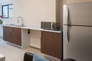 Refrigerador, microondas y utensilios de cocina 