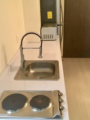 Frigorífico, microondas y utensilios de cocina