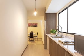 Kühlschrank, Mikrowelle, Herdplatte, Kochgeschirr/Geschirr/Besteck