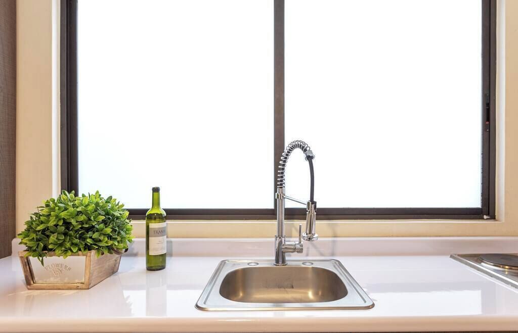 冷蔵庫、電子レンジ、コンロ、調理器具と食器