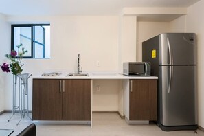 Fridge, microwave, stovetop, cookware/dishes/utensils