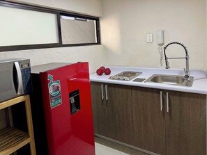Refrigerador, microondas, utensilios de cocina y comedor