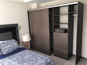 1 habitación, tabla de planchar con plancha, internet y ropa de cama 