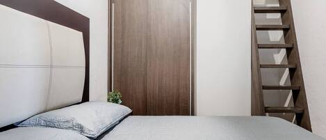 2 quartos, ferros/tábuas de passar roupa, acesso à internet