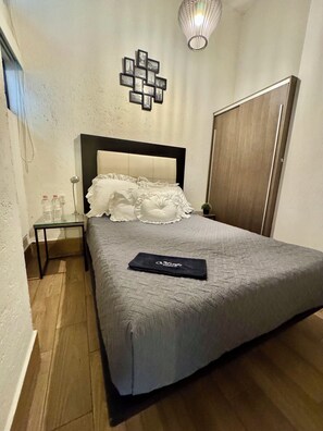 2 slaapkamers, een strijkplank/strijkijzer, internet, beddengoed