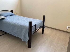 2 habitaciones, tabla de planchar con plancha, wifi y ropa de cama